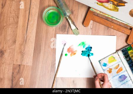 Painter zeichnet eine Aquarellansicht von oben Stockfoto