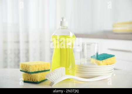 Reinigungsmittel für Geschirrspülungen auf dem Tisch in Innenräumen Stockfoto