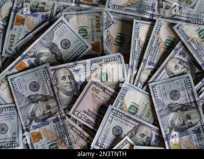 100-Dollar-Banknoten. Offizielle Währung der Vereinigten Staaten von Amerika. 100-Dollar-Scheine, amerikanische US-Dollar-Scheine im Gegenzug. Stockfoto