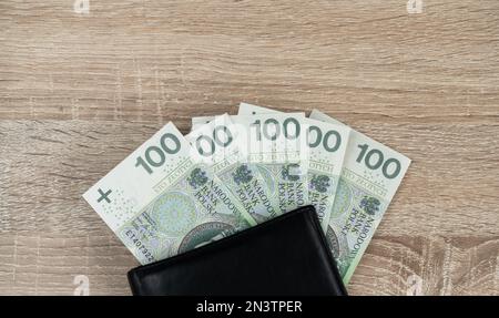 100 polnische Zloty-Banknoten. PLN zł oder złoty, offizielle Währung Polens. 100 złotych Scheine, Papierscheine in der Brieftasche. Flach liegend mit Kopierbereich. Stockfoto