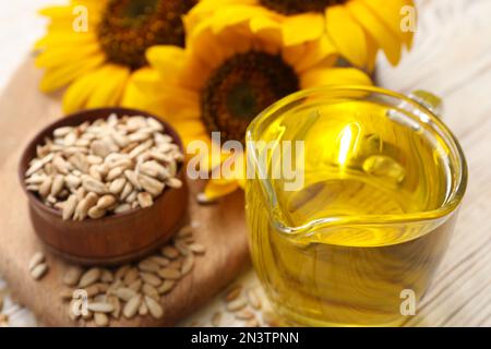 Sonnenblumenöl in einer Glaskanne auf dem Tisch, Nahaufnahme. Platz für Text Stockfoto