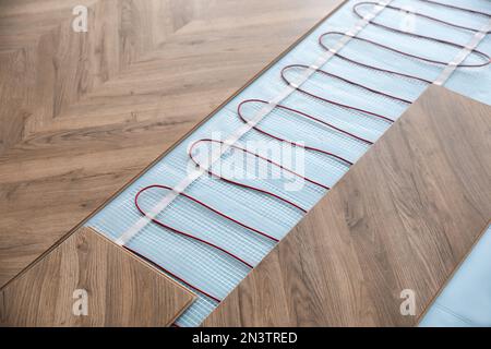 Installation eines modernen Fußbodenheizungssystems im Innenbereich Stockfoto