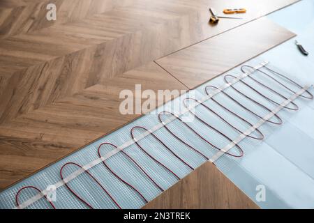 Installation eines modernen Fußbodenheizungssystems im Innenbereich Stockfoto