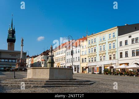 Rathausturm, Pestsäule, Brunnen mit einer Statue von Roland dem Ritter und Häuser auf dem Masaryk-Platz, Altstadt, Znojmo, Znaim, Okres Znojmo, Kraj Stockfoto