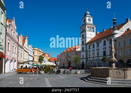 Historische Häuser und Brunnen in Masarykovo namesti, Masaryk Square mit Rathaus auf der rechten Seite, Trebon, Wittingau, Jindrichuv Hradec District Stockfoto