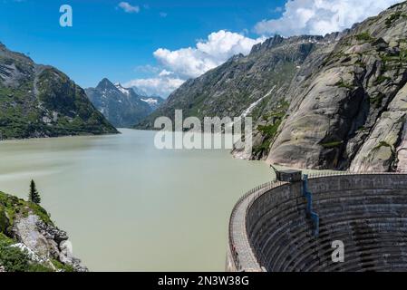 Spitallamm-Staudamm am Grimselsee, im Hintergrund die Berge Vorderer Zinggenstock mit Hinterer Zinggenstock und Finsteraarhorn, Guttannen Stockfoto