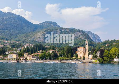 Das Dorf Tremezzo und die Kirche San Lorenzo am Ufer des Comer Sees, Tremezzo, Lombardei, Italien Stockfoto