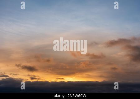 Abendliche Himmelsstruktur als Ersatz für den Sonnenuntergang am Himmel Stockfoto