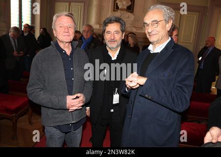 Bernard Kouchner, Eric Ghebali und Georges-Marc Benamou nehmen an der Hochzeit von Marek Halter und Marianne Weitzmann am 07. Februar 2023 in Paris, Frankreich, Teil. Foto: Jerome Domine/ABACAPRESS.COM Stockfoto