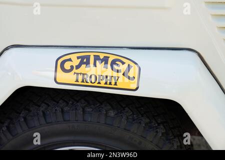 Bordeaux , Aquitaine France - 06 02 2023 : Camel Trophy Logo Text und Markenzeichen Rennwagen-orientierter Wettbewerb jährlich zwischen 1980 und 2000 Stockfoto