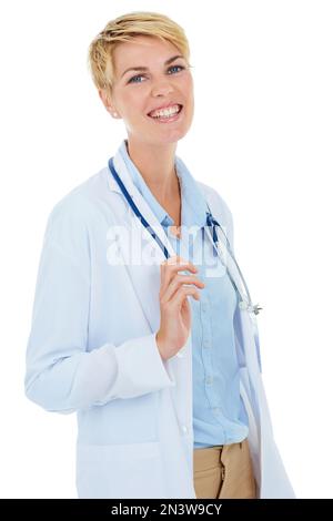 Freundlicher Arzt. Eine junge Ärztin, die vor weißem Hintergrund steht. Stockfoto