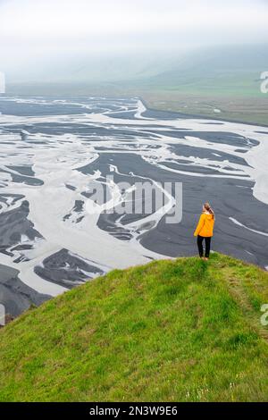 Wandern auf einem Hügel, Blick über Schwemmland, Fluss schlängelt sich, Dimonarhellir, Suourland, Island Stockfoto