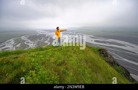 Wandern auf einem Hügel, Blick über Schwemmland, Fluss schlängelt sich, Dimonarhellir, Suourland, Island Stockfoto