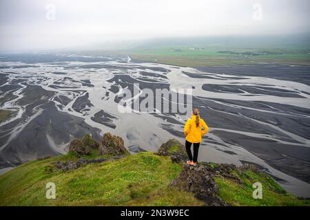 Wandern auf einem Hügel, Blick über Schwemmland, Fluss schlängelt sich, Dimonarhellir, Suourland, Island Stockfoto