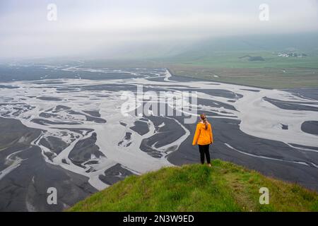 Wandern auf einem Hügel, Blick über Schwemmland, Fluss schlängelt sich, Dimonarhellir, Suourland, Island Stockfoto