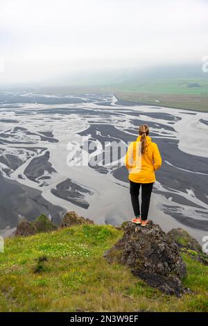 Wandern auf einem Hügel, Blick über Schwemmland, Fluss schlängelt sich, Dimonarhellir, Suourland, Island Stockfoto