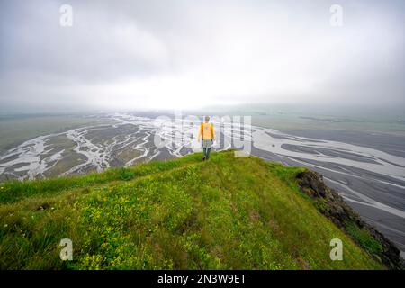 Wandern auf einem Hügel, Blick über Schwemmland, Fluss schlängelt sich, Dimonarhellir, Suourland, Island Stockfoto