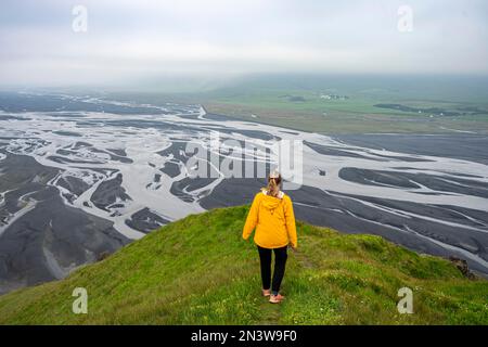 Wandern auf einem Hügel, Blick über Schwemmland, Fluss schlängelt sich, Dimonarhellir, Suourland, Island Stockfoto