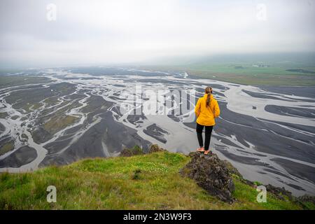 Wandern auf einem Hügel, Blick über Schwemmland, Fluss schlängelt sich, Dimonarhellir, Suourland, Island Stockfoto