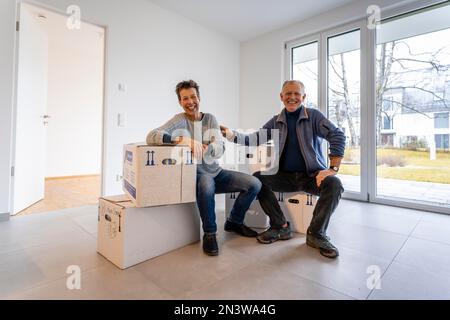 Das ältere Paar zieht in eine leere Wohnung, in Deutschland Stockfoto