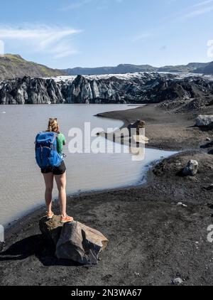 Wanderung vor der Solheimajoekull Gletscherzunge auf dem Myrdalsjoekull-Gletscher, Suourland, Island Stockfoto