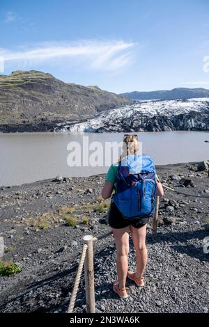 Wanderung vor der Solheimajoekull Gletscherzunge auf dem Myrdalsjoekull-Gletscher, Suourland, Island Stockfoto