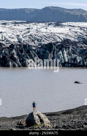 Wanderung vor der Solheimajoekull Gletscherzunge auf dem Myrdalsjoekull-Gletscher, Suourland, Island Stockfoto