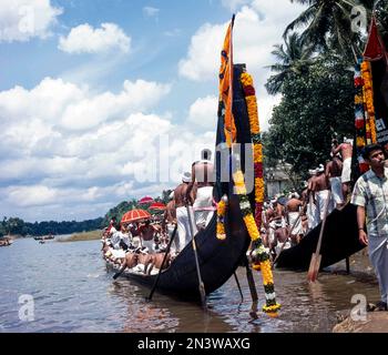 Der Amaram-Schwanzteil des Schlangenboots, eine Gruppe von Personen, die an einem traditionellen Schlangenbootrennen in Aranmula, Kerala, Indien, Asien teilnehmen Stockfoto