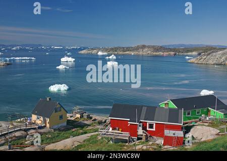 Einfache Wohnungen am Rande einer eisbergsbedeckten Bucht, Ilulissat, Arktis, Disko-Bucht, Grönland, Dänemark Stockfoto