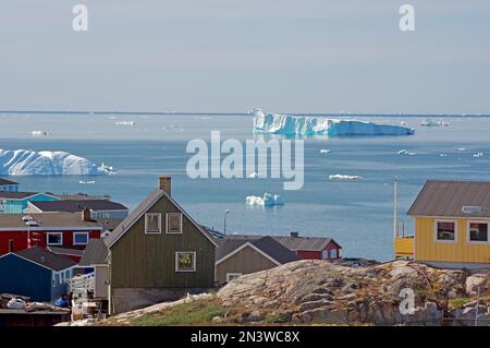 Einfache Wohnungen am Rande einer eisbergsbedeckten Bucht, Ilulissat, Arktis, Disko-Bucht, Grönland, Dänemark Stockfoto