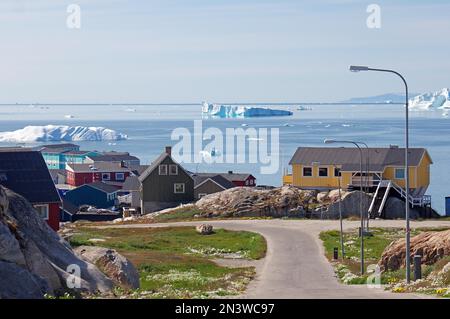 Schmale Straße und einfache Wohnungen am Rand einer Eisberg-Bucht, Ilulissat, Arktis, Disko-Bucht, Grönland, Dänemark Stockfoto