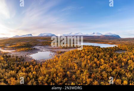 Herbstlandschaft mit kleinen Seen vor der schneebedeckten Berggruppe Lapporten, Abisko, Lappland, Schweden Stockfoto