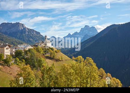 Blick auf die Kirche Chiesa di Colle Santa Lucia in Santa Lucia im Herbst, Dolomiten, Provinz Trentino, Italien Stockfoto