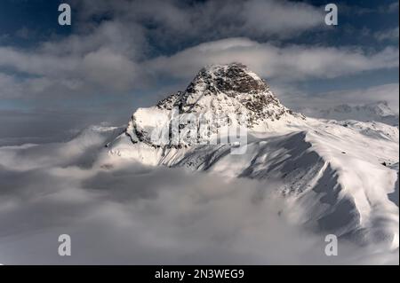 Gipfel des Widdersteins mit Bergen im Nebel, Baad, Kleinwalsertal, Vorarlberg, Österreich Stockfoto