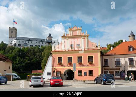 Schloss, Informationszentrum, Hotels und Restaurants, Rozmberk nad Vltavou, Rosenberg, Okres Cesky Krumlov, Region Jihocesky kraj, Südböhmen Stockfoto