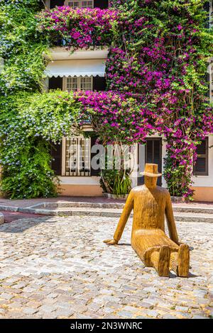 Holzfigur, sitzender Mann mit Hut, Saint Tropez, Provence-Alpes-Cote dAzur, Südfrankreich Stockfoto