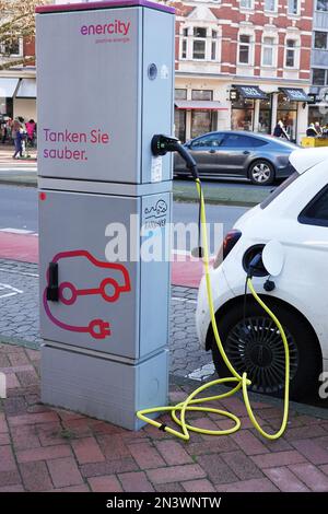 Hannover, 11. Dezember 2021: E-Car-Parkplatz an der öffentlichen Elektroauto-Ladestation auf der Stadtstraße Stockfoto