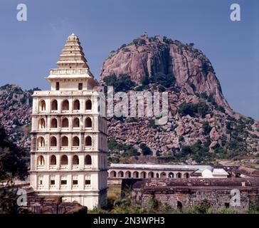 7.-stöckiges Kalyana Mahal, das beeindruckendste in Rajagiri im Gingee Fort aus dem 13. Jahrhundert, erbaut von Ananda Kone, Tamil Nadu, Indien, Asien Stockfoto