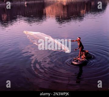 Angeln im Graben des Forts Vellore, Tamil Nadu, Indien, Asien Stockfoto