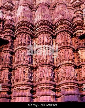 Skulpturen im Kandariya Mahadeva Tempel in Khajuraho, Madhya Pradesh, Indien, Asien Stockfoto