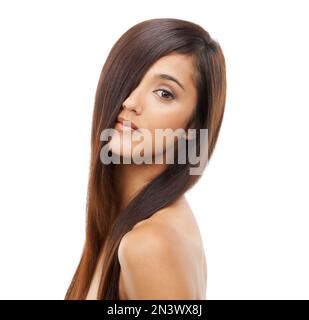 Sie ist zuversichtlich, was ihre Haarpflege angeht. Porträt einer attraktiven jungen Frau mit langem und gesundem Haar. Stockfoto