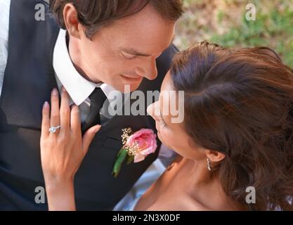 Ein Paar an ihrem Hochzeitstag. Stockfoto