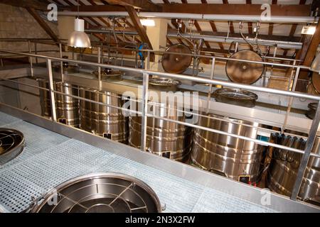 Edelstahl Wein Bottiche in eine Zeile im Weingut Stockfoto