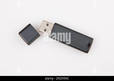 Schwarzes, leeres Modell für Design-USB-Flash-Laufwerk auf weißem Hintergrund Stockfoto