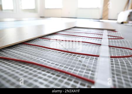 Installation eines modernen Fußbodenheizsystems in Innenräumen, Nahaufnahme Stockfoto