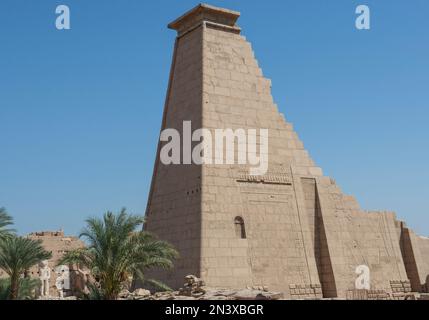 Hieroglypische Schnitzereien an der Eingangswand des alten ägyptischen Karnak-Tempels in Luxor Ägypten Stockfoto