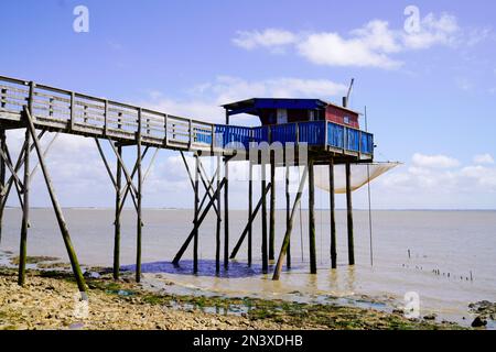 Saint-Palais-sur-Mer Holzhütte für Fischer mit Fischnetz an der Westfrankreich atlantikküste Stockfoto