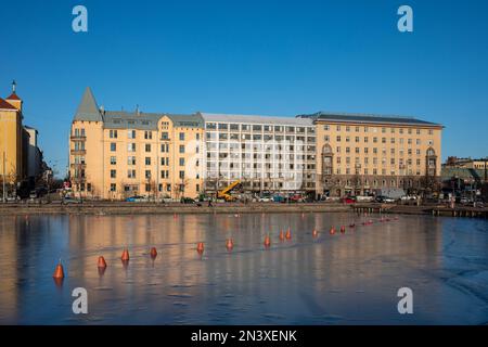 Gefrorene Hietalahti Bay an einem sonnigen Wintertag in Helsinki, Finnland Stockfoto