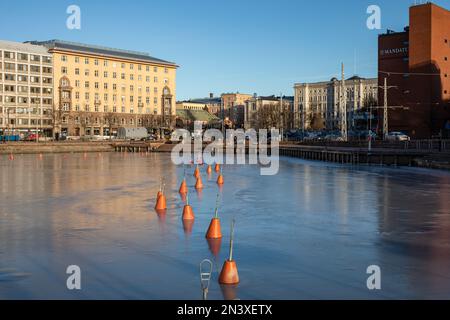 Gefrorene Hietalahti Bay an einem sonnigen Wintertag in Helsinki, Finnland Stockfoto