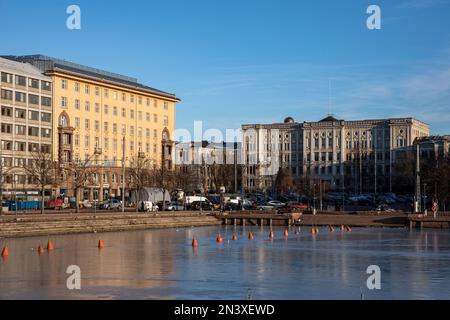 Gefrorene Hietalahti Bay an einem sonnigen Winternachmittag in Helsinki, Finnland Stockfoto